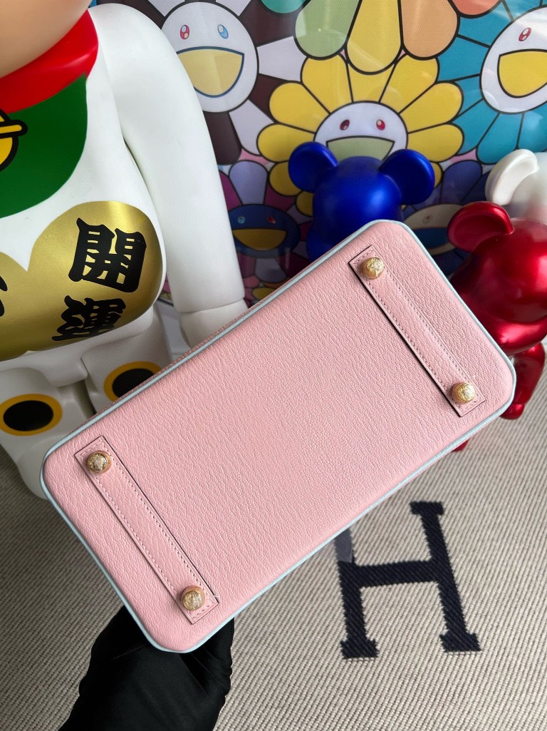 Hermès(爱马仕)Birkin 铂金包 Chevre 山羊皮 3Q粉 拼 T0 雾蓝色 磨砂金扣 25cm 顶级手缝 定制-拉尔森鳄鱼皮具定制 - 爱马仕包包官网 Hermès(爱马仕)Birkin 铂金包 Chevre 山羊皮 3Q粉 拼 T0 雾蓝色 磨砂金扣 25cm 顶级手缝 定制