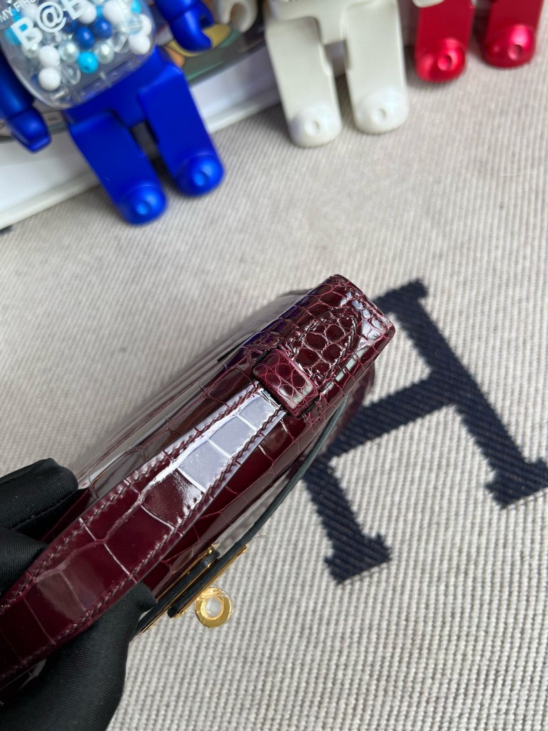Hermès(爱马仕)Mini pochette Alligator shiny 亮面鳄鱼 波尔多酒红 Bordeaux 金扣 22cm-拉尔森鳄鱼皮具定制 - 爱马仕包包官网 Hermès(爱马仕)Mini pochette Alligator shiny 亮面鳄鱼 波尔多酒红 Bordeaux 金扣 22cm