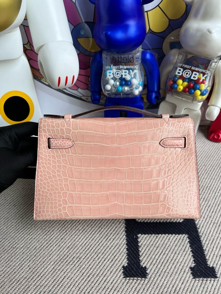 Hermès(爱马仕)Mini kelly pochette Alligator shiny 亮面鳄鱼 p1 蔷薇粉 金扣 22cm-拉尔森鳄鱼皮具定制 - 爱马仕包包官网 Hermès(爱马仕)Mini kelly pochette Alligator shiny 亮面鳄鱼 p1 蔷薇粉 金扣 22cm