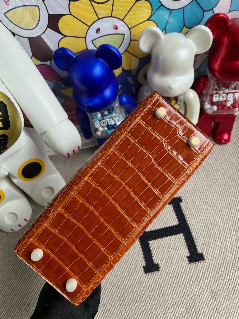 Hermès(爱马仕)Kelly 凯莉包 Alligator shiny 亮面鳄鱼 ck31 蜜糖棕 miel 金扣 25cm 顶级手缝-拉尔森鳄鱼皮具定制 - 爱马仕包包官网 Hermès(爱马仕)Kelly 凯莉包 Alligator shiny 亮面鳄鱼 ck31 蜜糖棕 miel 金扣 25cm 顶级手缝