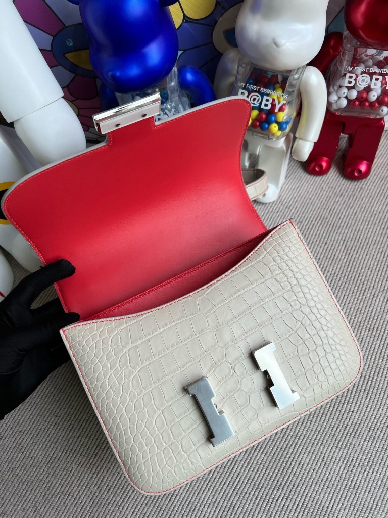 Hermès（爱马仕）Constance 康康 Alligatot matt 雾面鳄鱼 ck80 珍珠灰 内拼 杜鹃红 银扣 24cm