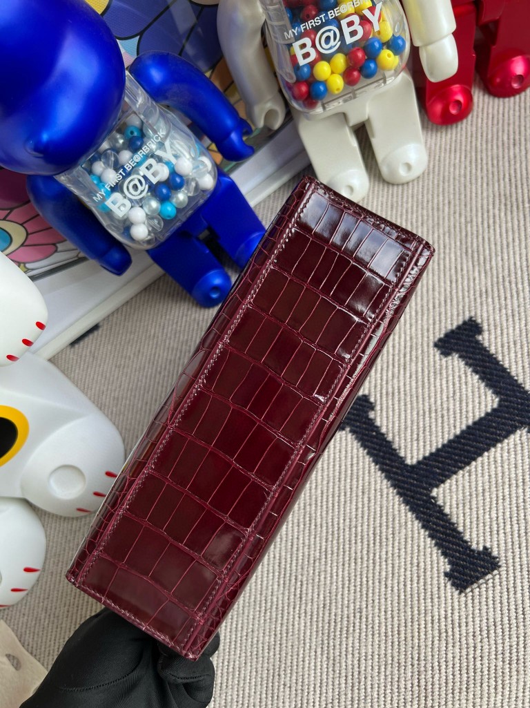 Hermès(爱马仕)Mini pochette Alligator shiny 亮面鳄鱼 波尔多酒红 Bordeaux 金扣 22cm-拉尔森鳄鱼皮具定制 - 爱马仕包包官网 Hermès(爱马仕)Mini pochette Alligator shiny 亮面鳄鱼 波尔多酒红 Bordeaux 金扣 22cm