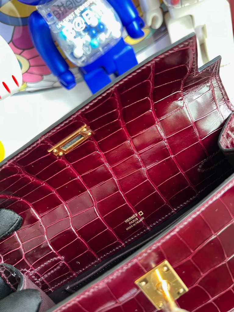 Hermès(爱马仕)Mini pochette Alligator shiny 亮面鳄鱼 波尔多酒红 Bordeaux 金扣 22cm-拉尔森鳄鱼皮具定制 - 爱马仕包包官网 Hermès(爱马仕)Mini pochette Alligator shiny 亮面鳄鱼 波尔多酒红 Bordeaux 金扣 22cm