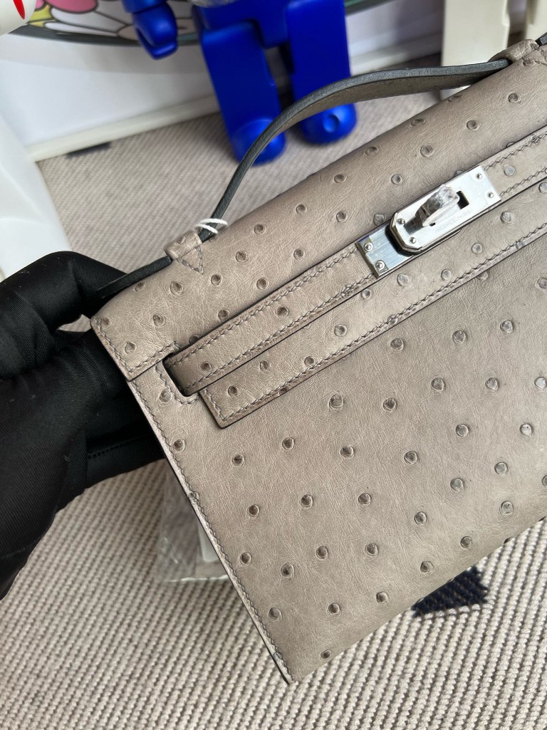 Hermès(爱马仕)Mini pochette Ostrich kk 鸵鸟 M8 沥青灰 gris ashpite 银扣 22cm-拉尔森鳄鱼皮具定制 - 爱马仕包包官网 Hermès(爱马仕)Mini pochette Ostrich kk 鸵鸟 M8 沥青灰 gris ashpite 银扣 22cm