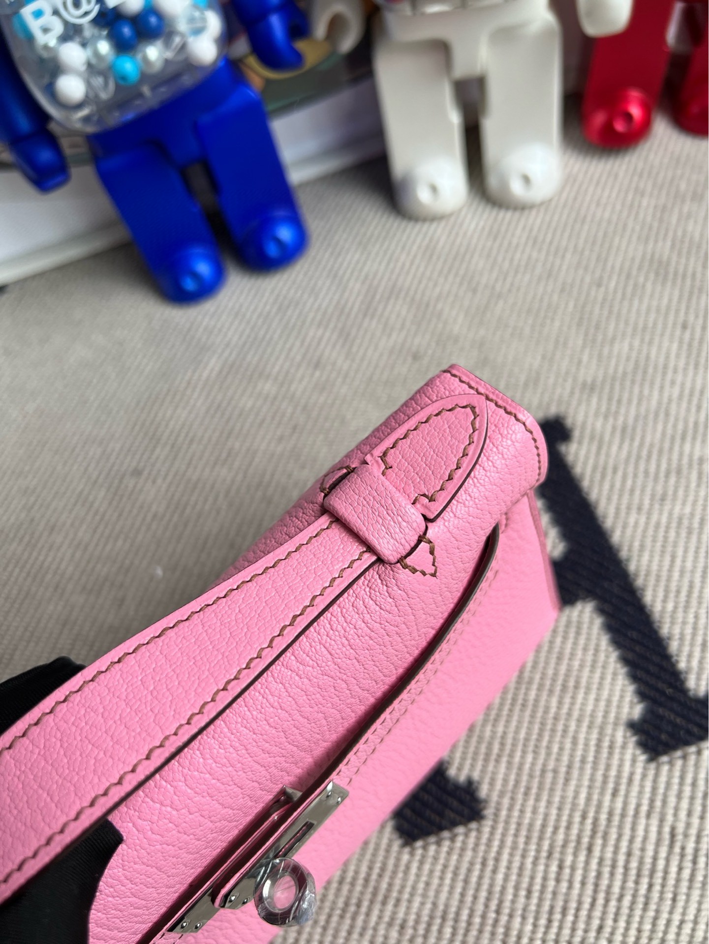 Hermès(爱马仕)Mini pochette Chevre 山羊皮 5P 樱花粉 银扣 22cm 手拿包 晚宴包 顶级手缝-拉尔森鳄鱼皮具定制 - 爱马仕包包官网 Hermès(爱马仕)Mini pochette Chevre 山羊皮 5P 樱花粉 银扣 22cm 手拿包 晚宴包 顶级手缝