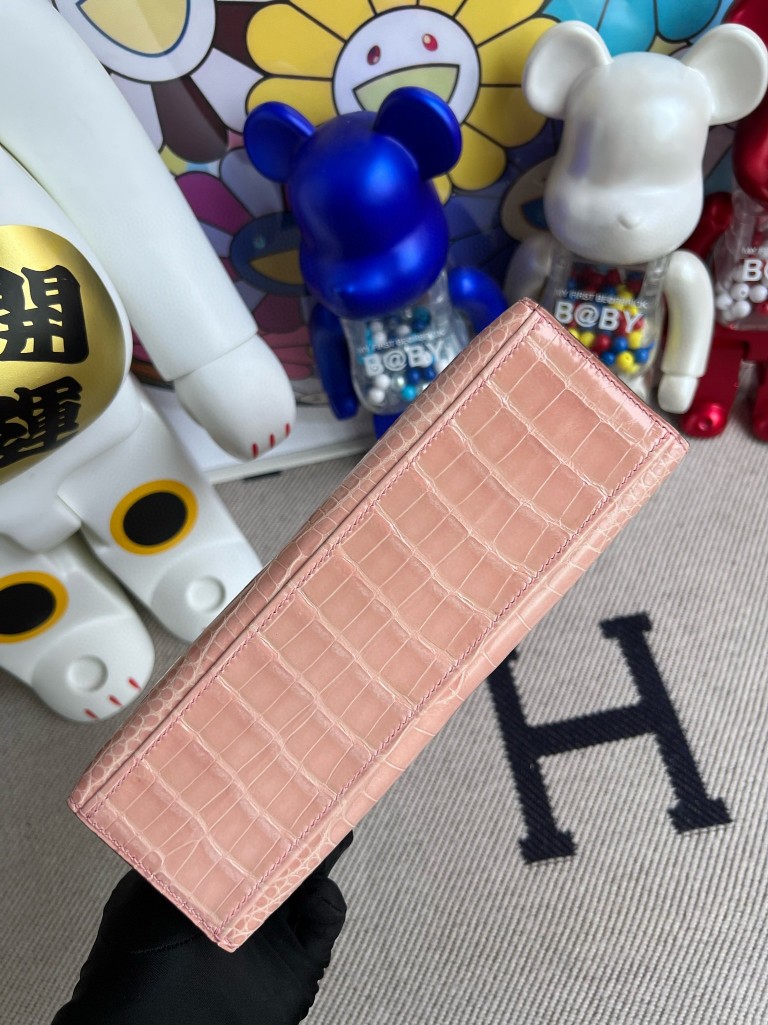 Hermès(爱马仕)Mini kelly pochette Alligator shiny 亮面鳄鱼 p1 蔷薇粉 金扣 22cm-拉尔森鳄鱼皮具定制 - 爱马仕包包官网 Hermès(爱马仕)Mini kelly pochette Alligator shiny 亮面鳄鱼 p1 蔷薇粉 金扣 22cm