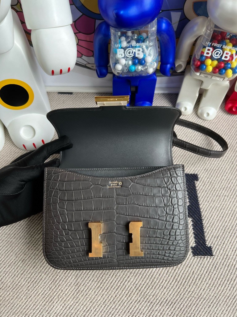 Hermès(爱马仕)Constance 康斯坦斯 Alligator matt 雾面鳄鱼 ck88 石墨灰 gris ashpite 金扣 18cm-拉尔森鳄鱼皮具定制 - 爱马仕包包官网 Hermès(爱马仕)Constance 康斯坦斯 Alligator matt 雾面鳄鱼 ck88 石墨灰 gris ashpite 金扣 18cm