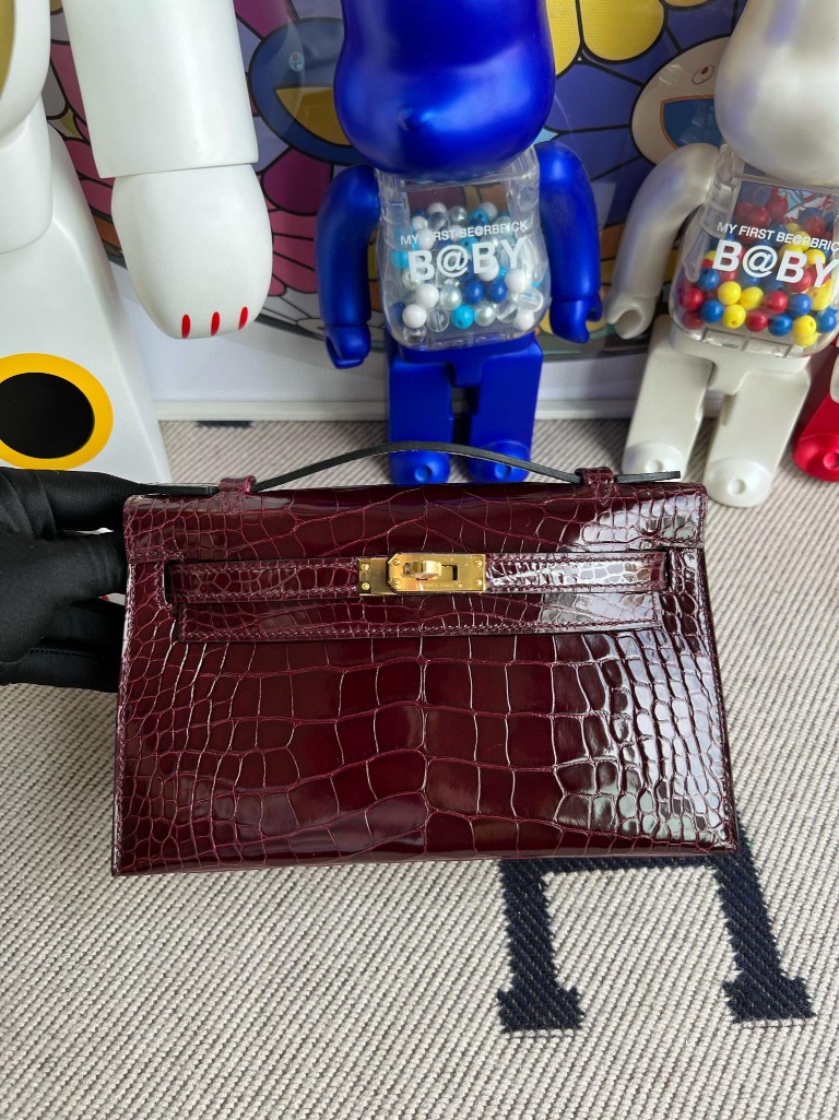 Hermès(爱马仕)Mini pochette Alligator shiny 亮面鳄鱼 波尔多酒红 Bordeaux 金扣 22cm-拉尔森鳄鱼皮具定制 - 爱马仕包包官网 Hermès(爱马仕)Mini pochette Alligator shiny 亮面鳄鱼 波尔多酒红 Bordeaux 金扣 22cm