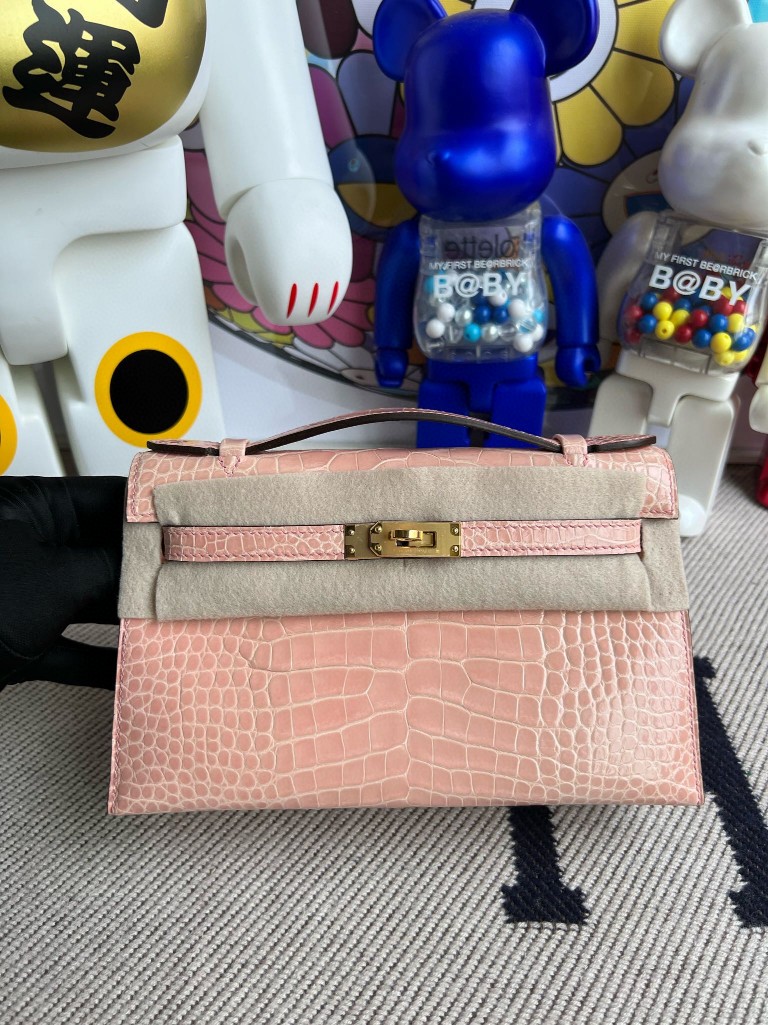 Hermès(爱马仕)Mini kelly pochette Alligator shiny 亮面鳄鱼 p1 蔷薇粉 金扣 22cm-拉尔森鳄鱼皮具定制 - 爱马仕包包官网 Hermès(爱马仕)Mini kelly pochette Alligator shiny 亮面鳄鱼 p1 蔷薇粉 金扣 22cm