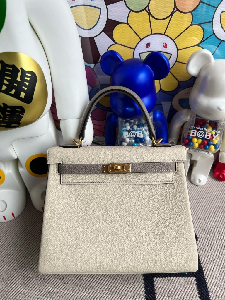 Hermès(爱马仕)kelly 凯莉包 原厂小牛皮 togo ck10 奶昔白 拼 M8 沥青灰 金扣 马蹄印 25cm-拉尔森鳄鱼皮具定制 - 爱马仕包包官网 Hermès(爱马仕)kelly 凯莉包 原厂小牛皮 togo ck10 奶昔白 拼 M8 沥青灰 金扣 马蹄印 25cm