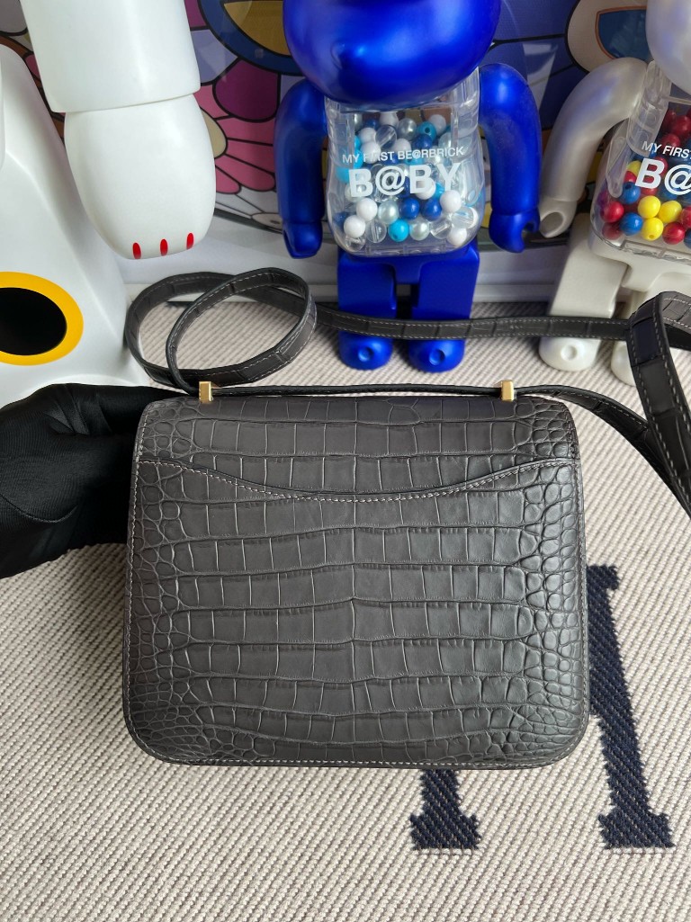 Hermès(爱马仕)Constance 康斯坦斯 Alligator matt 雾面鳄鱼 ck88 石墨灰 gris ashpite 金扣 18cm-拉尔森鳄鱼皮具定制 - 爱马仕包包官网 Hermès(爱马仕)Constance 康斯坦斯 Alligator matt 雾面鳄鱼 ck88 石墨灰 gris ashpite 金扣 18cm