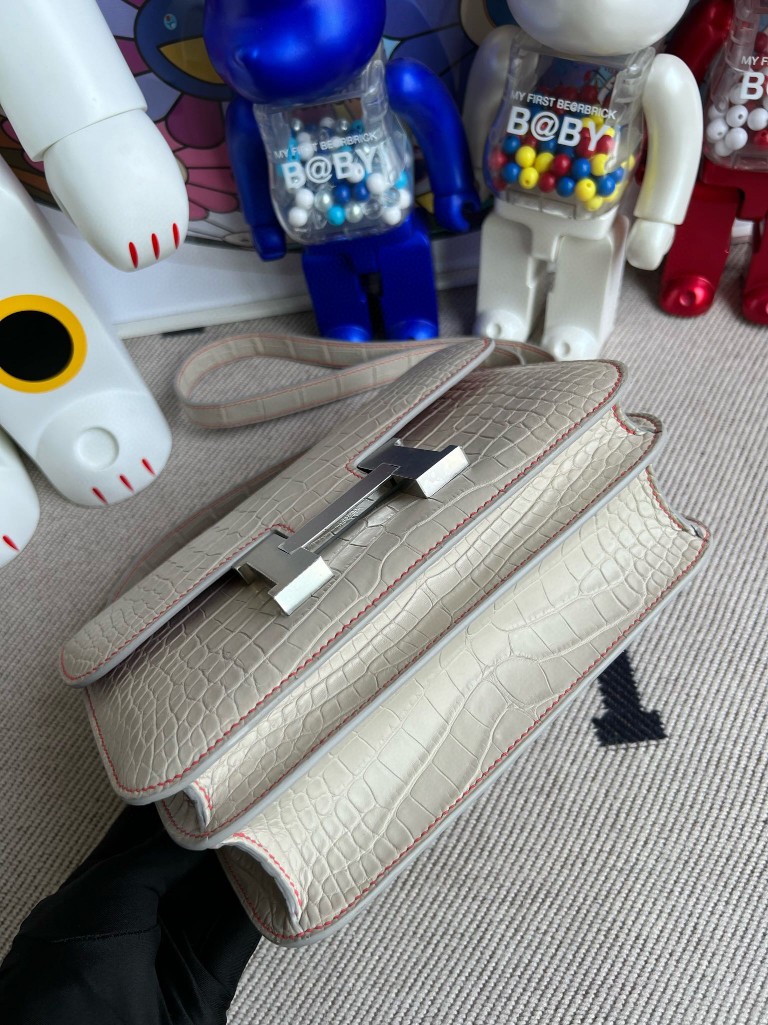 Hermès（爱马仕）Constance 康康 Alligatot matt 雾面鳄鱼 ck80 珍珠灰 内拼 杜鹃红 银扣 24cm
