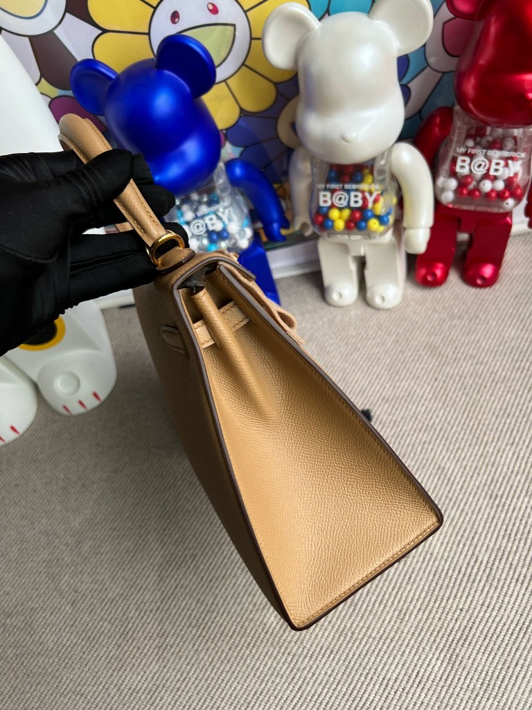 Hermès(爱马仕)kelly 凯莉包 原厂掌纹皮 Epsom 饼干色 Biscuit 金扣 25cm 顶级手缝-拉尔森鳄鱼皮具定制 - 爱马仕包包官网 Hermès(爱马仕)kelly 凯莉包 原厂掌纹皮 Epsom 饼干色 Biscuit 金扣 25cm 顶级手缝
