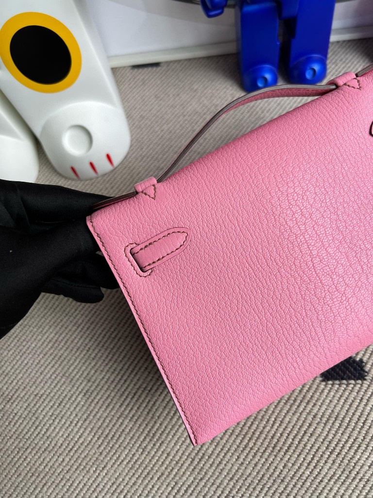 Hermès(爱马仕)Mini pochette Chevre 山羊皮 5P 樱花粉 银扣 22cm 手拿包 晚宴包 顶级手缝-拉尔森鳄鱼皮具定制 - 爱马仕包包官网 Hermès(爱马仕)Mini pochette Chevre 山羊皮 5P 樱花粉 银扣 22cm 手拿包 晚宴包 顶级手缝