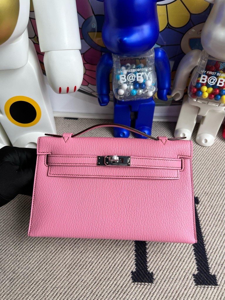 Hermès(爱马仕)Mini pochette Chevre 山羊皮 5P 樱花粉 银扣 22cm 手拿包 晚宴包 顶级手缝-拉尔森鳄鱼皮具定制 - 爱马仕包包官网 Hermès(爱马仕)Mini pochette Chevre 山羊皮 5P 樱花粉 银扣 22cm 手拿包 晚宴包 顶级手缝