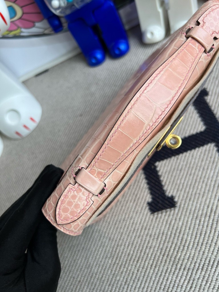 Hermès(爱马仕)Mini kelly pochette Alligator shiny 亮面鳄鱼 p1 蔷薇粉 金扣 22cm-拉尔森鳄鱼皮具定制 - 爱马仕包包官网 Hermès(爱马仕)Mini kelly pochette Alligator shiny 亮面鳄鱼 p1 蔷薇粉 金扣 22cm