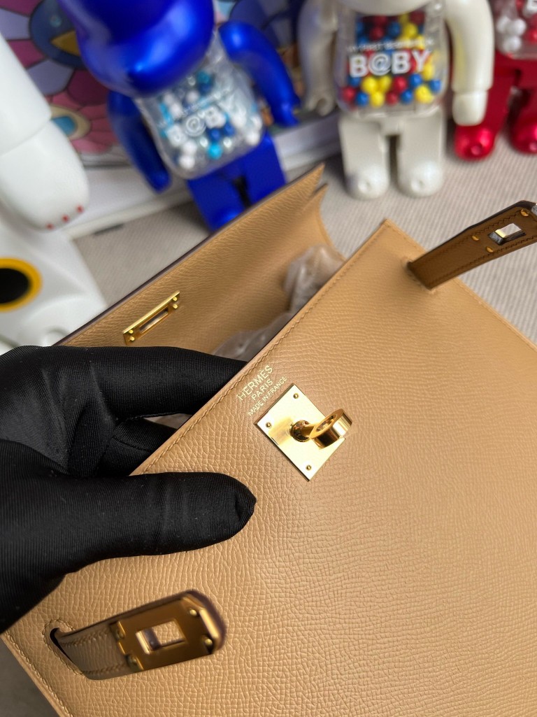 Hermès(爱马仕)kelly 凯莉包 原厂掌纹皮 Epsom 饼干色 Biscuit 金扣 25cm 顶级手缝-拉尔森鳄鱼皮具定制 - 爱马仕包包官网 Hermès(爱马仕)kelly 凯莉包 原厂掌纹皮 Epsom 饼干色 Biscuit 金扣 25cm 顶级手缝