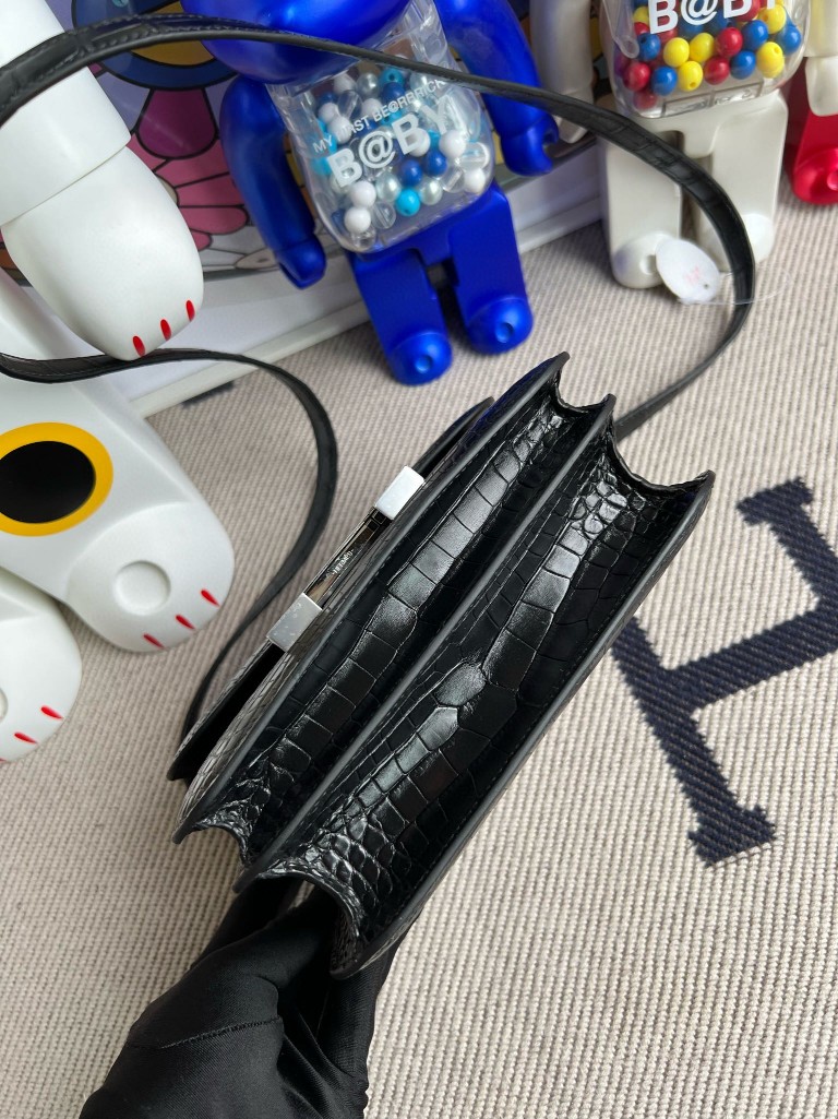 Hermès(爱马仕)Constance 康斯坦斯 Alligator matt 雾面鳄鱼 ck89 黑色 Noir 银扣 18cm-拉尔森鳄鱼皮具定制 - 爱马仕包包官网 Hermès(爱马仕)Constance 康斯坦斯 Alligator matt 雾面鳄鱼 ck89 黑色 Noir 银扣 18cm