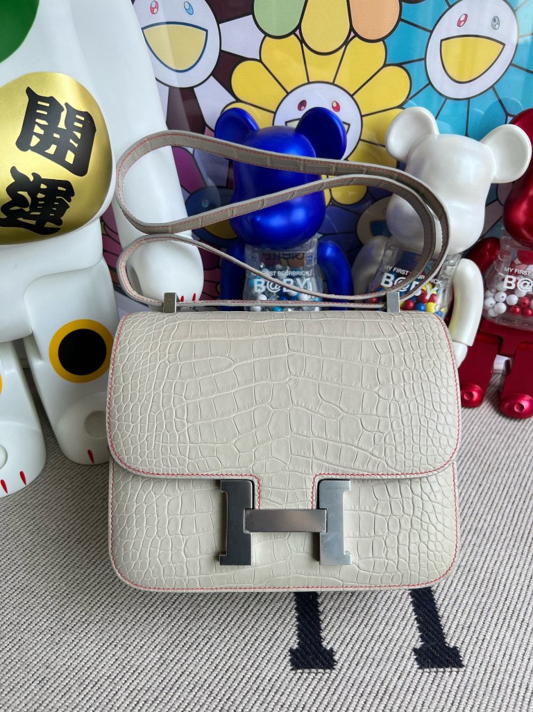 Hermès（爱马仕）Constance 康康 Alligatot matt 雾面鳄鱼 ck80 珍珠灰 内拼 杜鹃红 银扣 24cm