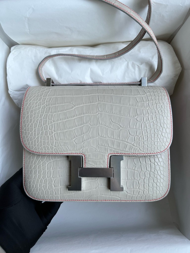 Hermès（爱马仕）Constance 康康 Alligatot matt 雾面鳄鱼 ck80 珍珠灰 内拼 杜鹃红 银扣 24cm