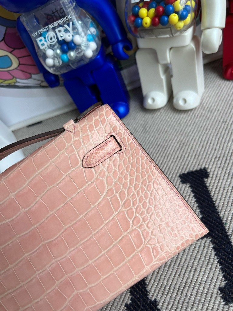 Hermès(爱马仕)Mini kelly pochette Alligator shiny 亮面鳄鱼 p1 蔷薇粉 金扣 22cm-拉尔森鳄鱼皮具定制 - 爱马仕包包官网 Hermès(爱马仕)Mini kelly pochette Alligator shiny 亮面鳄鱼 p1 蔷薇粉 金扣 22cm