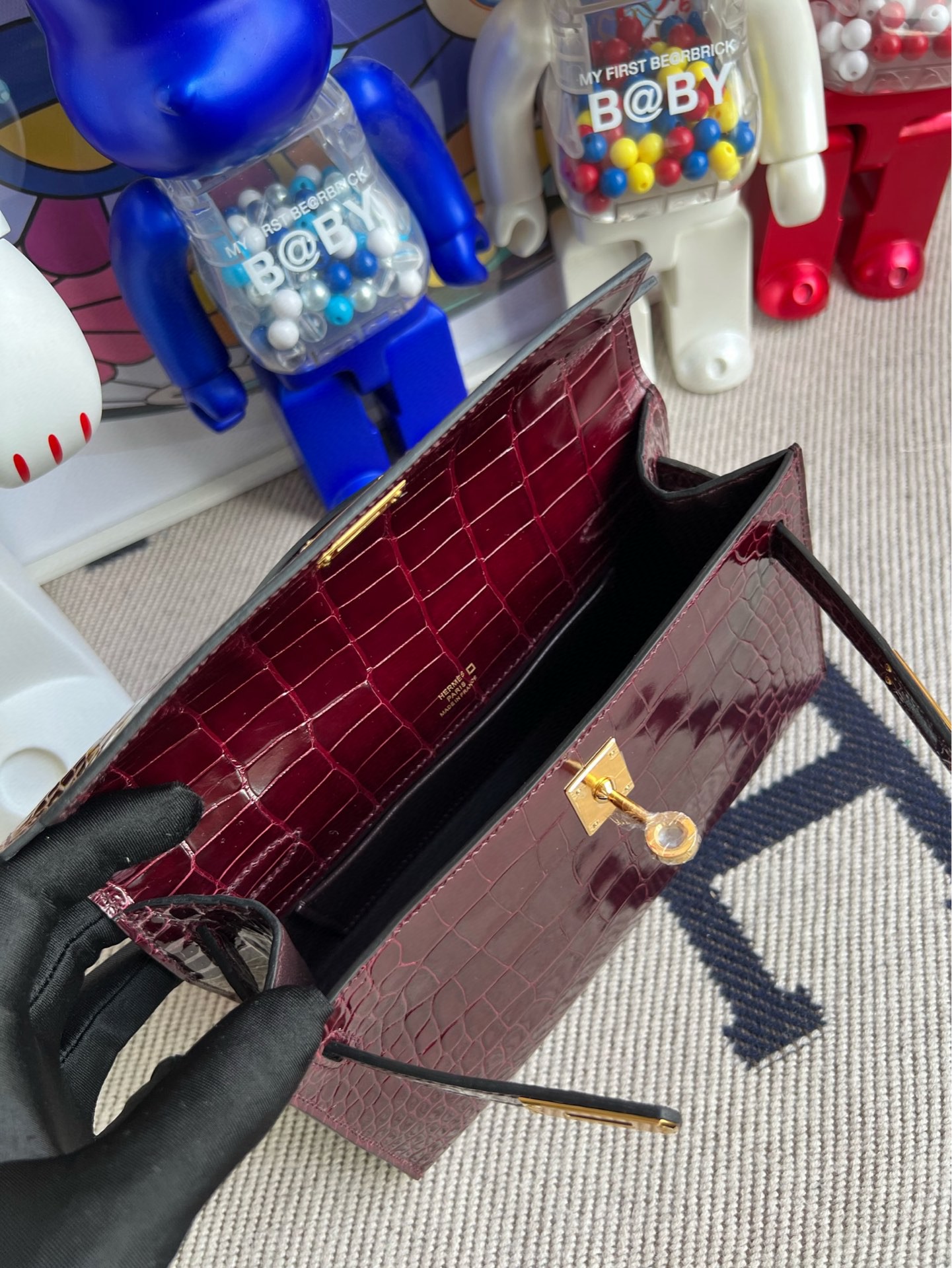 Hermès(爱马仕)Mini pochette Alligator shiny 亮面鳄鱼 波尔多酒红 Bordeaux 金扣 22cm-拉尔森鳄鱼皮具定制 - 爱马仕包包官网 Hermès(爱马仕)Mini pochette Alligator shiny 亮面鳄鱼 波尔多酒红 Bordeaux 金扣 22cm