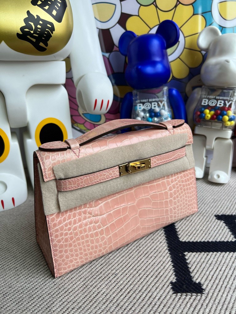 Hermès(爱马仕)Mini kelly pochette Alligator shiny 亮面鳄鱼 p1 蔷薇粉 金扣 22cm-拉尔森鳄鱼皮具定制 - 爱马仕包包官网 Hermès(爱马仕)Mini kelly pochette Alligator shiny 亮面鳄鱼 p1 蔷薇粉 金扣 22cm