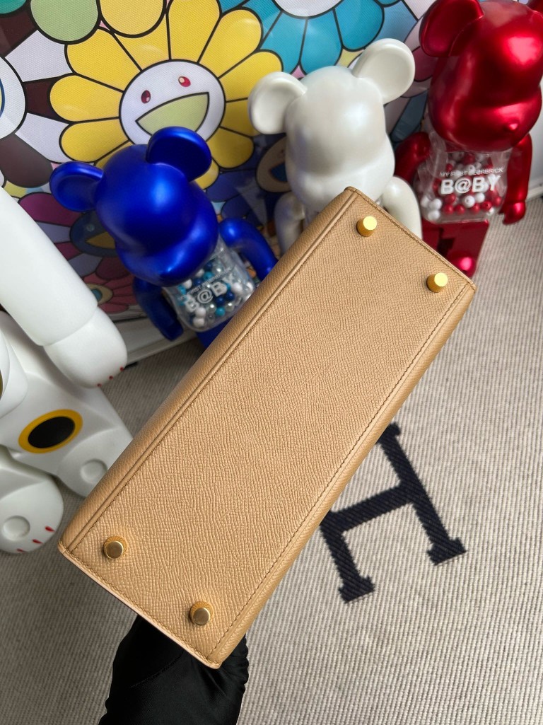 Hermès(爱马仕)kelly 凯莉包 原厂掌纹皮 Epsom 饼干色 Biscuit 金扣 25cm 顶级手缝-拉尔森鳄鱼皮具定制 - 爱马仕包包官网 Hermès(爱马仕)kelly 凯莉包 原厂掌纹皮 Epsom 饼干色 Biscuit 金扣 25cm 顶级手缝