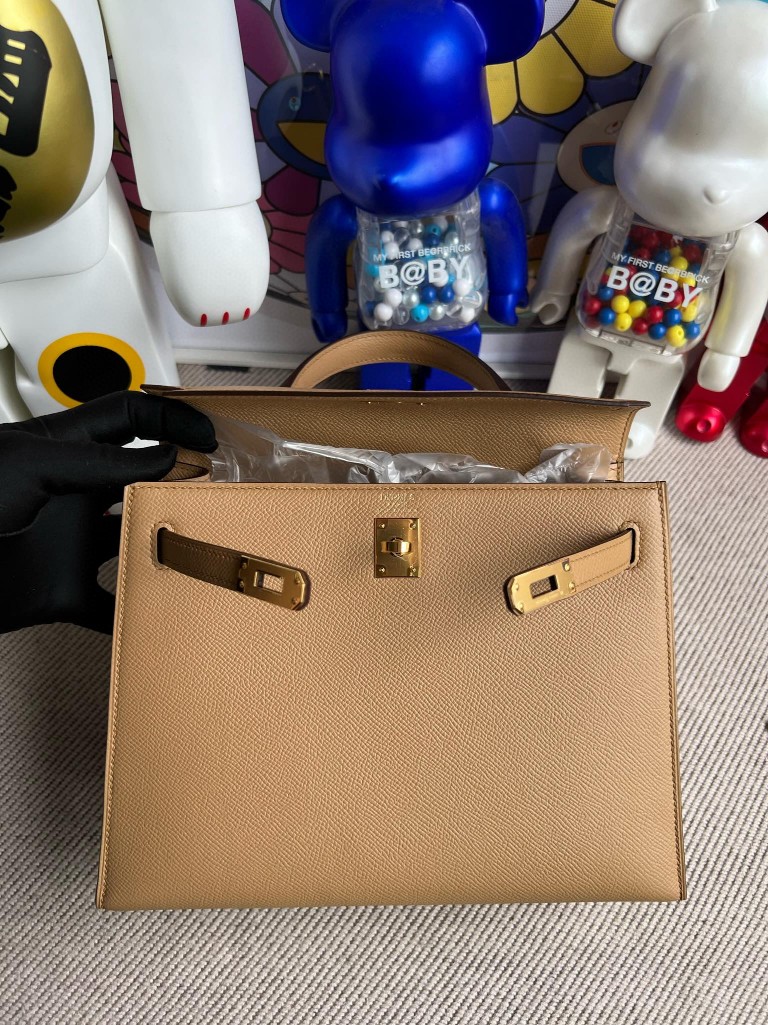 Hermès(爱马仕)kelly 凯莉包 原厂掌纹皮 Epsom 饼干色 Biscuit 金扣 25cm 顶级手缝-拉尔森鳄鱼皮具定制 - 爱马仕包包官网 Hermès(爱马仕)kelly 凯莉包 原厂掌纹皮 Epsom 饼干色 Biscuit 金扣 25cm 顶级手缝