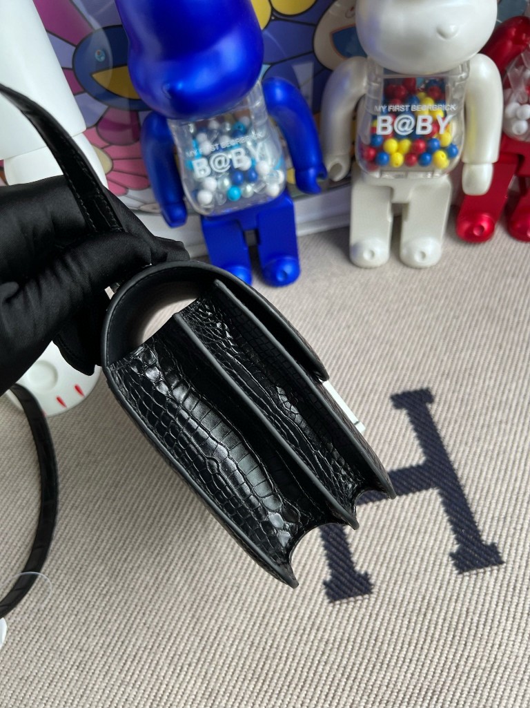 Hermès(爱马仕)Constance 康斯坦斯 Alligator matt 雾面鳄鱼 ck89 黑色 Noir 银扣 18cm-拉尔森鳄鱼皮具定制 - 爱马仕包包官网 Hermès(爱马仕)Constance 康斯坦斯 Alligator matt 雾面鳄鱼 ck89 黑色 Noir 银扣 18cm