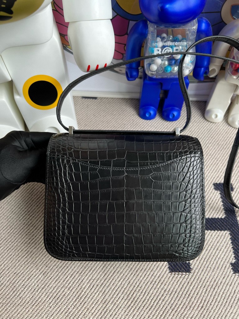Hermès(爱马仕)Constance 康斯坦斯 Alligator matt 雾面鳄鱼 ck89 黑色 Noir 银扣 18cm-拉尔森鳄鱼皮具定制 - 爱马仕包包官网 Hermès(爱马仕)Constance 康斯坦斯 Alligator matt 雾面鳄鱼 ck89 黑色 Noir 银扣 18cm
