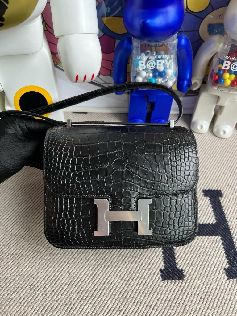 Hermès(爱马仕)Constance 康斯坦斯 Alligator matt 雾面鳄鱼 ck89 黑色 Noir 银扣 18cm-拉尔森鳄鱼皮具定制 - 爱马仕包包官网 Hermès(爱马仕)Constance 康斯坦斯 Alligator matt 雾面鳄鱼 ck89 黑色 Noir 银扣 18cm