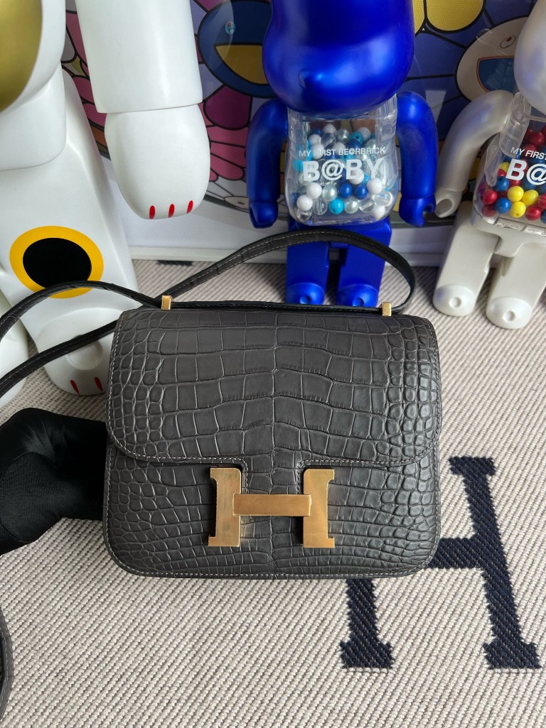 Hermès(爱马仕)Constance 康斯坦斯 Alligator matt 雾面鳄鱼 ck88 石墨灰 gris ashpite 金扣 18cm-拉尔森鳄鱼皮具定制 - 爱马仕包包官网 Hermès(爱马仕)Constance 康斯坦斯 Alligator matt 雾面鳄鱼 ck88 石墨灰 gris ashpite 金扣 18cm