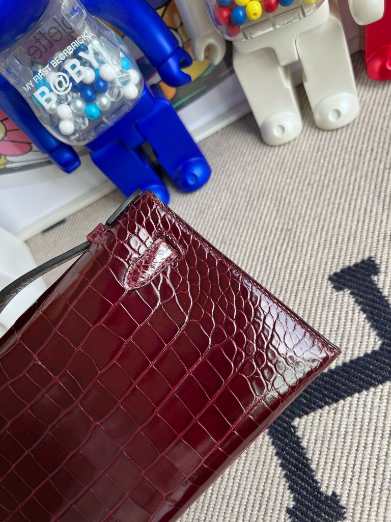 Hermès(爱马仕)Mini pochette Alligator shiny 亮面鳄鱼 波尔多酒红 Bordeaux 金扣 22cm-拉尔森鳄鱼皮具定制 - 爱马仕包包官网 Hermès(爱马仕)Mini pochette Alligator shiny 亮面鳄鱼 波尔多酒红 Bordeaux 金扣 22cm