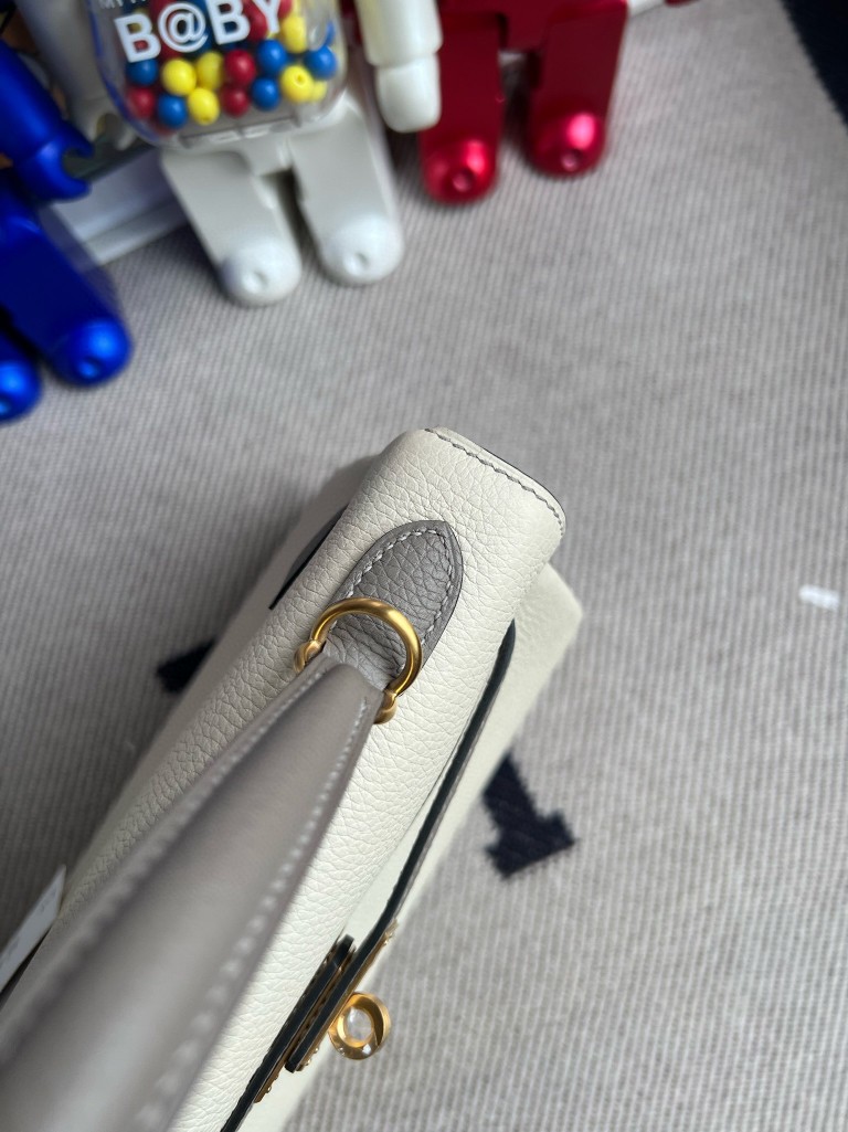 Hermès(爱马仕)kelly 凯莉包 原厂小牛皮 togo ck10 奶昔白 拼 M8 沥青灰 金扣 马蹄印 25cm-拉尔森鳄鱼皮具定制 - 爱马仕包包官网 Hermès(爱马仕)kelly 凯莉包 原厂小牛皮 togo ck10 奶昔白 拼 M8 沥青灰 金扣 马蹄印 25cm
