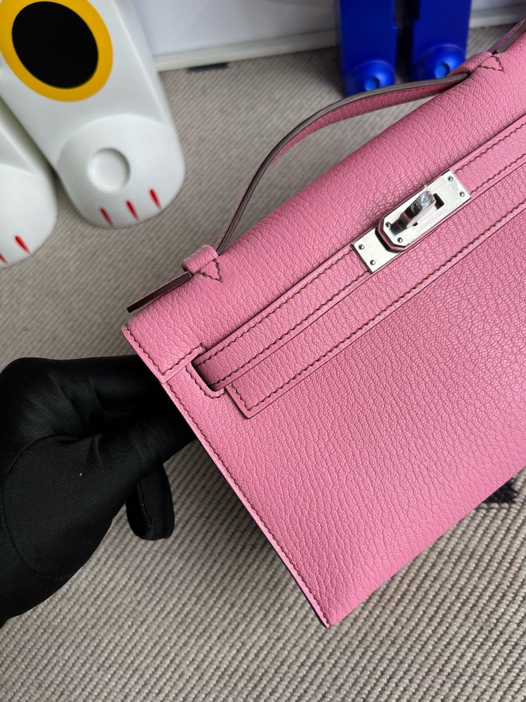 Hermès(爱马仕)Mini pochette Chevre 山羊皮 5P 樱花粉 银扣 22cm 手拿包 晚宴包 顶级手缝-拉尔森鳄鱼皮具定制 - 爱马仕包包官网 Hermès(爱马仕)Mini pochette Chevre 山羊皮 5P 樱花粉 银扣 22cm 手拿包 晚宴包 顶级手缝
