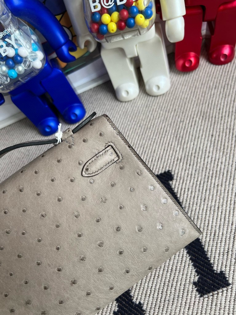 Hermès(爱马仕)Mini pochette Ostrich kk 鸵鸟 M8 沥青灰 gris ashpite 银扣 22cm-拉尔森鳄鱼皮具定制 - 爱马仕包包官网 Hermès(爱马仕)Mini pochette Ostrich kk 鸵鸟 M8 沥青灰 gris ashpite 银扣 22cm