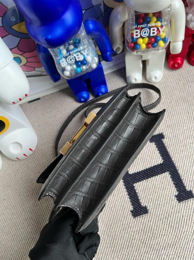 Hermès(爱马仕)Constance 康斯坦斯 Alligator matt 雾面鳄鱼 ck88 石墨灰 gris ashpite 金扣 18cm-拉尔森鳄鱼皮具定制 - 爱马仕包包官网 Hermès(爱马仕)Constance 康斯坦斯 Alligator matt 雾面鳄鱼 ck88 石墨灰 gris ashpite 金扣 18cm