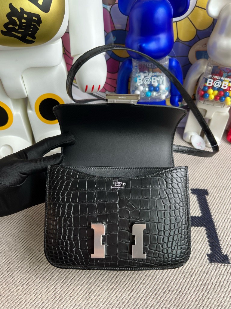 Hermès(爱马仕)Constance 康斯坦斯 Alligator matt 雾面鳄鱼 ck89 黑色 Noir 银扣 18cm-拉尔森鳄鱼皮具定制 - 爱马仕包包官网 Hermès(爱马仕)Constance 康斯坦斯 Alligator matt 雾面鳄鱼 ck89 黑色 Noir 银扣 18cm