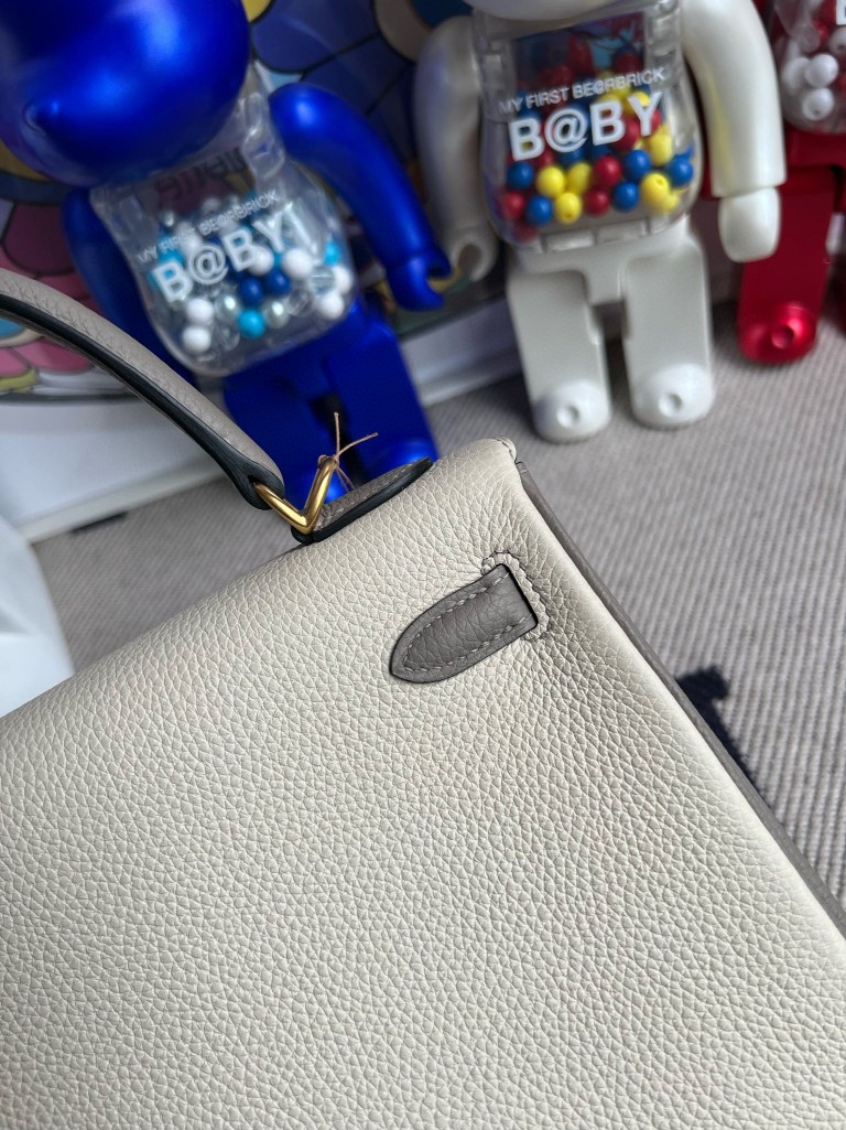 Hermès(爱马仕)kelly 凯莉包 原厂小牛皮 togo ck10 奶昔白 拼 M8 沥青灰 金扣 马蹄印 25cm-拉尔森鳄鱼皮具定制 - 爱马仕包包官网 Hermès(爱马仕)kelly 凯莉包 原厂小牛皮 togo ck10 奶昔白 拼 M8 沥青灰 金扣 马蹄印 25cm