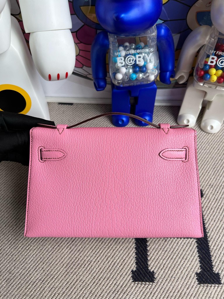 Hermès(爱马仕)Mini pochette Chevre 山羊皮 5P 樱花粉 银扣 22cm 手拿包 晚宴包 顶级手缝-拉尔森鳄鱼皮具定制 - 爱马仕包包官网 Hermès(爱马仕)Mini pochette Chevre 山羊皮 5P 樱花粉 银扣 22cm 手拿包 晚宴包 顶级手缝