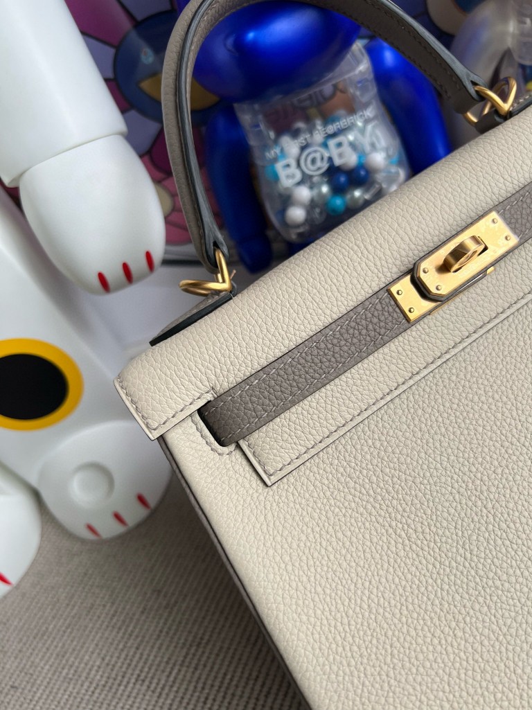 Hermès(爱马仕)kelly 凯莉包 原厂小牛皮 togo ck10 奶昔白 拼 M8 沥青灰 金扣 马蹄印 25cm-拉尔森鳄鱼皮具定制 - 爱马仕包包官网 Hermès(爱马仕)kelly 凯莉包 原厂小牛皮 togo ck10 奶昔白 拼 M8 沥青灰 金扣 马蹄印 25cm