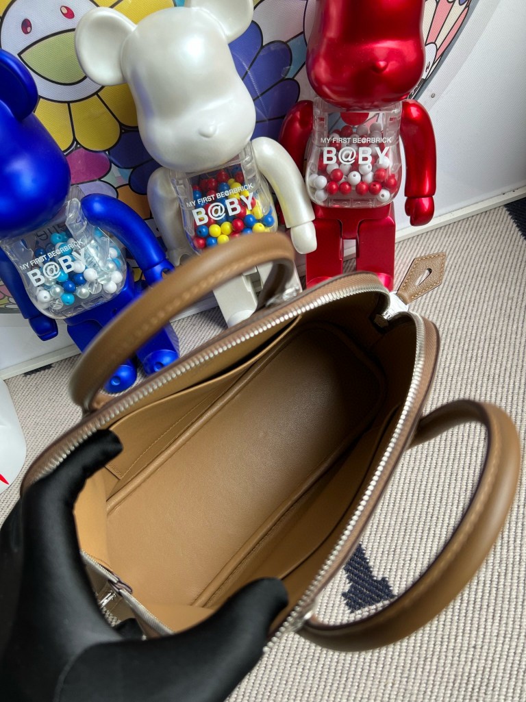Hermès(爱马仕)Bolide 保龄球包 Evecolor D0 威玛犬米色 内拼 饼干色 Biscuit 银扣 25cm 顶级手缝-拉尔森鳄鱼皮具定制 - 爱马仕包包官网 Hermès(爱马仕)Bolide 保龄球包 Evecolor D0 威玛犬米色 内拼 饼干色 Biscuit 银扣 25cm 顶级手缝